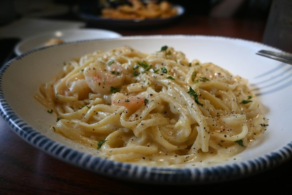 Creamy garlic shrimp pasta with parsley in a bowl