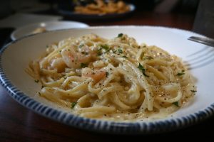 Creamy garlic shrimp pasta with parsley in a bowl