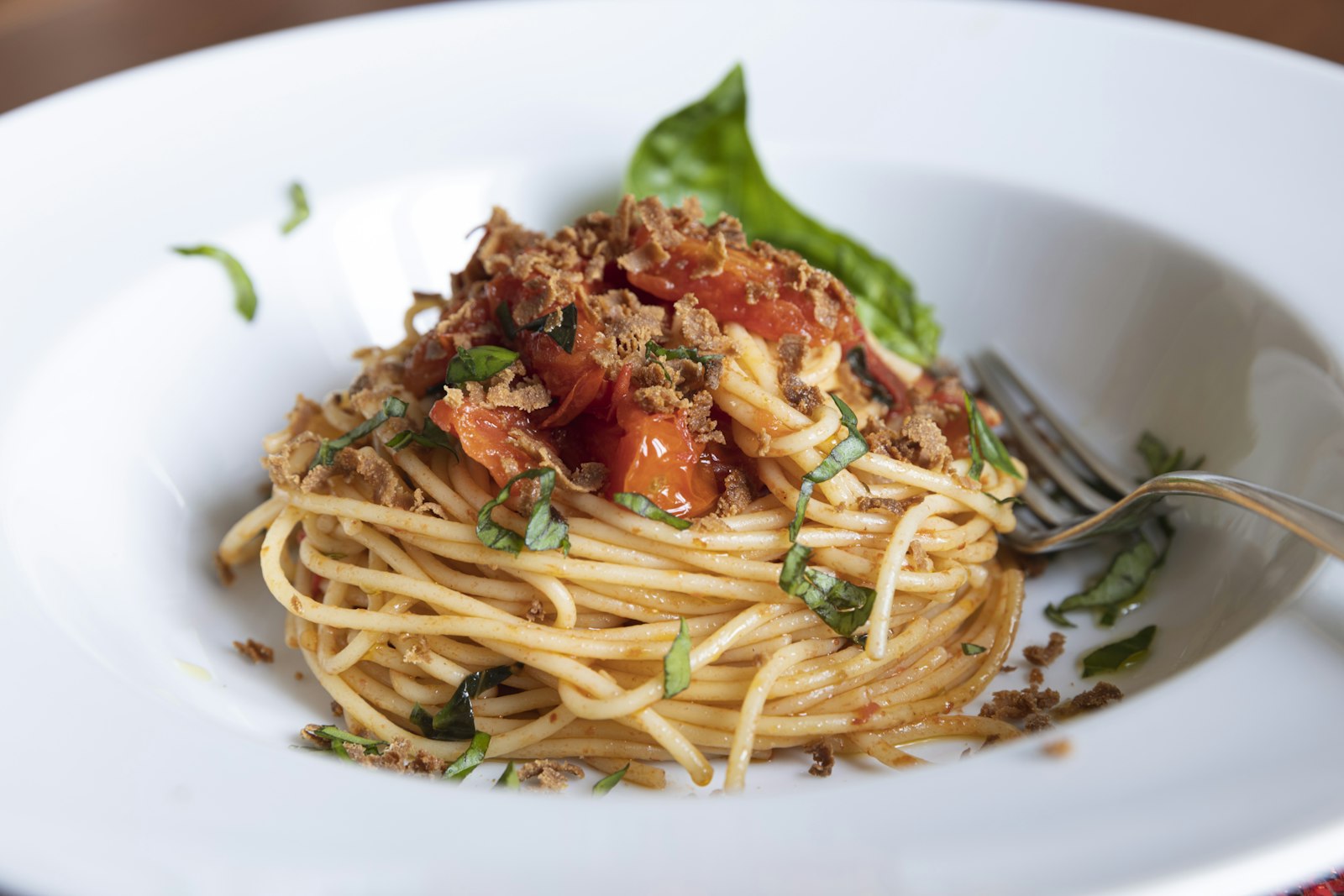 Spaghetti pomodoro with cherry tomatoes, basil and toasted breadcrumbs