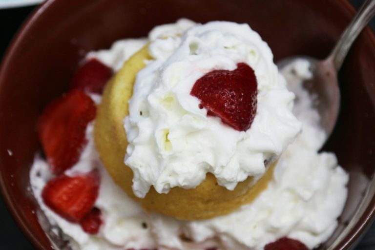 Strawberry Shortcake: Flaky Biscuits, Fresh Berries and Cream (2026)